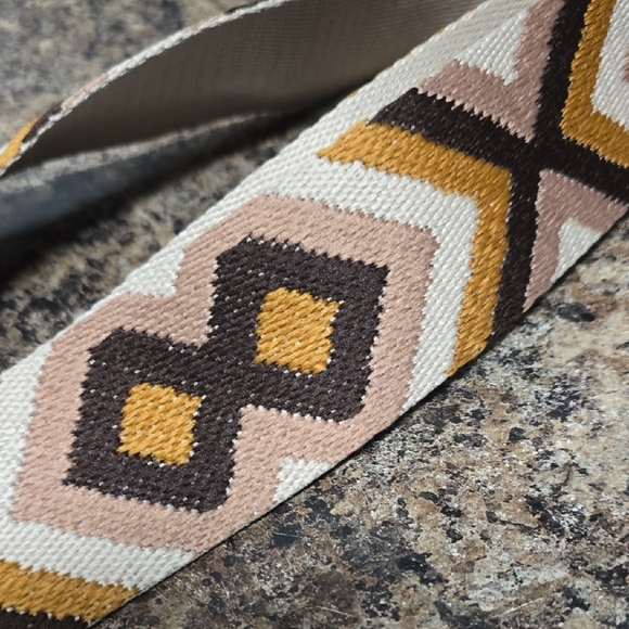 Geometric Patterned Strap - Picture 4 of 4